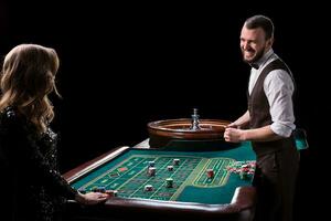 croupier en vrouw speler Bij een tafel in een casino. afbeelding van een c foto