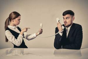 afbeelding van Mens en vrouw met telefoon Bij de tafel foto