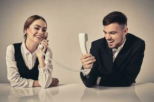 afbeelding van Mens en vrouw met telefoon Bij de tafel foto