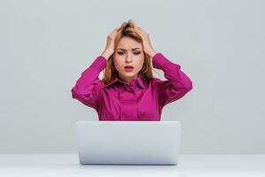 jong vrouw zittend in de tafel en gebruik makend van laptop foto