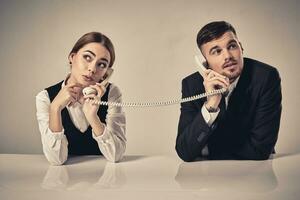 afbeelding van Mens en vrouw met telefoon Bij de tafel foto