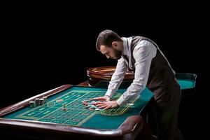 croupier achter het gokken tafel in een casino. foto