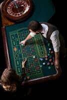 croupier en vrouw speler Bij een tafel in een casino. afbeelding van een c foto