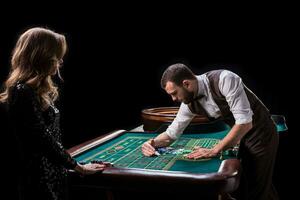 croupier en vrouw speler Bij een tafel in een casino. afbeelding van een c foto