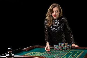 vrouw spelen in casino. vrouw inzetten aambeien van chips spelen rou foto