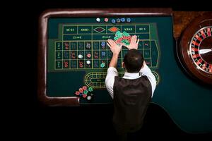 top visie van de casino croupier en de groen roulette tafel. ga foto