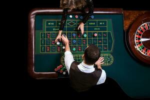 top visie van de casino croupier en de groen roulette tafel. ga foto