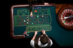 top visie van de casino croupier en de groen roulette tafel. ga foto