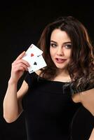 jonge vrouw spelen in het gokken op zwarte achtergrond foto