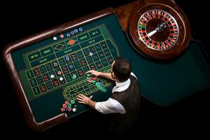 top visie van de casino croupier en de groen roulette tafel. ga foto