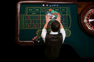 top visie van de casino croupier en de groen roulette tafel. ga foto