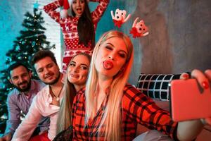 vrienden maken selfie terwijl vieren Kerstmis of nieuw jaar vooravond Bij huis foto