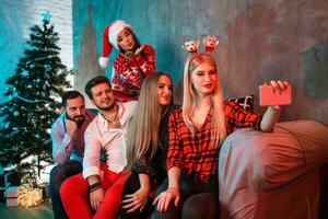 vrienden maken selfie terwijl vieren Kerstmis of nieuw jaar vooravond Bij huis foto