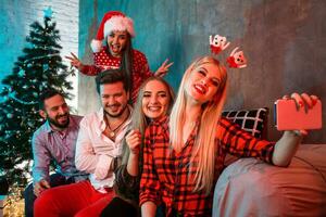 vrienden maken selfie terwijl vieren Kerstmis of nieuw jaar vooravond Bij huis foto