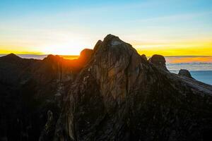 monteren kinabalu met licht van zonsopkomst Aan berg. reis reis, wandelen in kinabalu nationaal park. kota kinabalu - Malasie. foto