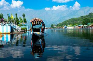 dal meer , en de mooi berg reeks in de achtergrond in de stad van srinagar, kasjmir, Indië. foto