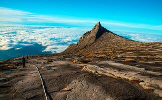 monteren kinabalu met licht van zonsopkomst Aan berg. reis reis, wandelen in kinabalu nationaal park. kota kinabalu - Malasie. foto