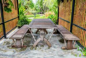 dining hout tafel in tuin foto