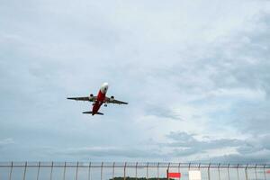 reclame vliegtuig stijgend nemen uit Bij de luchthaven foto