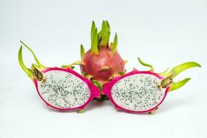 draak fruit roze Pel groen stengel plak Aan wit achtergrond foto