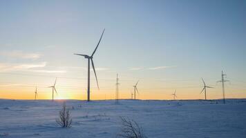 ai gegenereerd hernieuwbaar energie turbines Bij besneeuwd zonsondergang foto