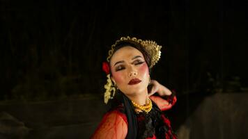 een Indonesisch danser wauwde de publiek met zelfverzekerd en trots beweegt Aan stadium foto