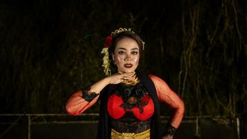 een vrouw danser in een rood jurk gedanst Aan fase, reflecterend de schoonheid van haar bewegingen en toevoegen naar de charme van haar prestatie foto