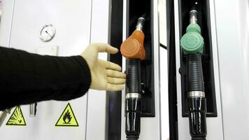 gas- station. media.cilinders met benzine en gas- zijn genomen en vervolgens zetten in plaats voor tanken de auto. foto