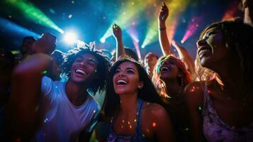 ai gegenereerd een groep van jong mensen dansen en lachend samen in een Ingepakt nachtclub foto