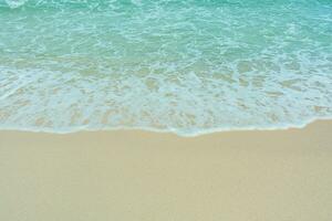 zacht Golf van blauw oceaan Aan zanderig strand. zomer vakantie in eiland. Doorzichtig azuur water achtergrond. foto