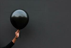 ai gegenereerd persoon richten handen naar een zwart ballon, foto
