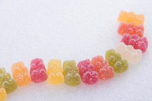 kleurrijke jelly beren op een rij foto