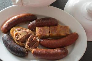 luchtfoto van een gerecht met compango, een bijgerecht met vlees, chorizo, jam en bloedworst om samen te eten met fabada, de traditionele maaltijd in asturië. zelfgemaakte gastronomie. Spanje foto