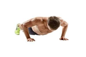 Duwen omhoog geschiktheid Mens aan het doen push-up lichaamsgewicht oefening Aan Sportschool vloer. atleet werken uit borst spieren sterkte opleiding binnenshuis foto