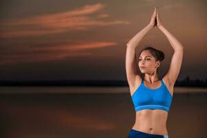 yoga Bij zonsondergang Aan de strand. foto