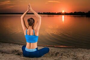 yoga Bij zonsondergang Aan de strand. foto