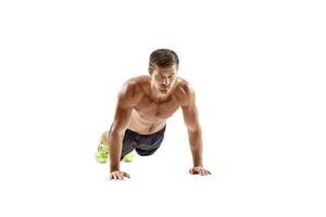Duwen omhoog geschiktheid Mens aan het doen push-up lichaamsgewicht oefening Aan Sportschool vloer. atleet werken uit borst spieren sterkte opleiding binnenshuis foto