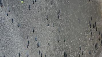 luchtfoto van het ijzige oppervlak van de zee met vissers foto