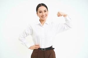 bedrijf en zakelijke Dames. sterk en geslaagd Aziatisch vrouw ondernemer, shows biceps, buigen spieren, glimlachen verheugd, wit achtergrond foto