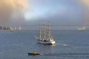 zeegezicht met uitzicht op een zeilboot foto