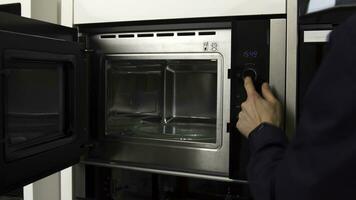 dichtbij omhoog van demonstreren de ruimte binnen de leeg magnetronoven oven. huishouden gebruiksvoorwerpen. nieuw model- van een magnetron, concept van technologieën voor huis gebruiken. foto