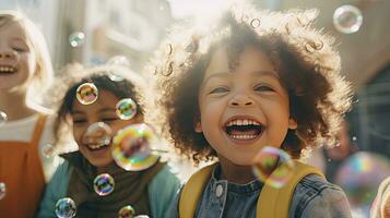 ai gegenereerd multi-etnisch groep van glimlachen kinderen genieten van een zonnig dag Bij een zeep bubbel tonen foto