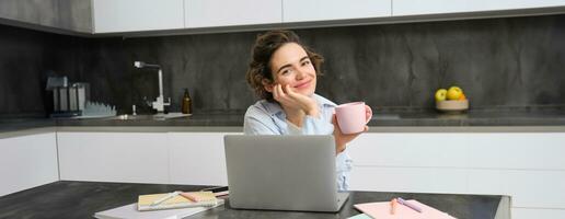 portret van 25 jaren vrouw, studies online, horloges Cursus in internetten, werken Aan laptop van haar huis foto