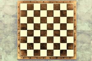 bruin houten schaakbord Aan een grijs achtergrond. ruimte voor tekst foto