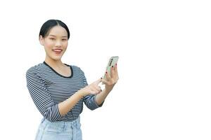 portret van mooi jong Aziatisch vrouw gebruik makend van slim telefoon voor communiceren en vind Product informatie gelukkig terwijl geïsoleerd Aan wit achtergrond. foto