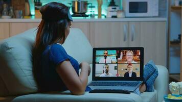 vrouw streaming online webinar opleiding Bij nacht van huis. afgelegen arbeider hebben online ontmoeting, video conferentie overleg plegen met collega's gebruik makend van video-oproep en webcam babbelen werken in voorkant van laptop. foto