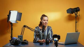 camera lens vergelijking van online vlogger in haar professioneel studio. inhoud Schepper nieuw media ster influencer Aan sociaal media pratend video foto uitrusting voor online internet web tonen