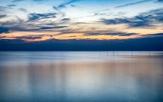 blauw zee van kalmte Bij schemering foto