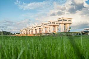 architectuur gebouw mooi utho wipat prasit sluisdeuren over- gras Bij zonsondergang foto