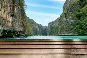 hout tafel top Aan mooi stapel lagune Bij phi phi leh foto